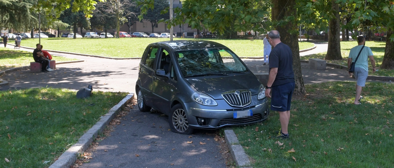 Pioltello, travolto da un'auto mentre è al parchetto: gravissimo un uomo di 31 anni
