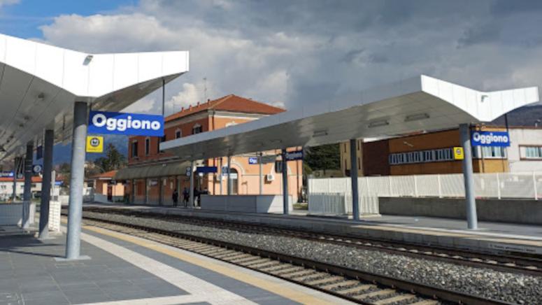 Lecco, paura alla stazione di Oggiono: scippatore aggredisce pendolare per strapparle la catenina d’oro. “Mi ha quasi strozzato...”