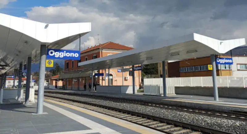 Lecco, paura alla stazione di Oggiono: scippatore aggredisce pendolare per strapparle la catenina d’oro. “Mi ha quasi strozzato...”