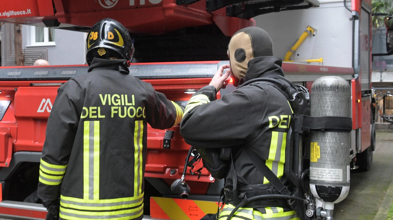 Nell'abitazione della frazione Castelnuovo di Asola sono intervenute diverse squadre dei vigili del fuoco Nell'abitazione della frazione Castelnuovo di Asola sono intervenute diverse squadre dei vigili del fuoco