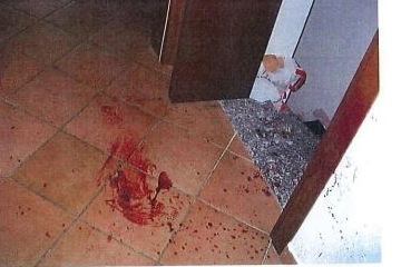 La vistosa macchia di sangue davanti alla porta della cantina