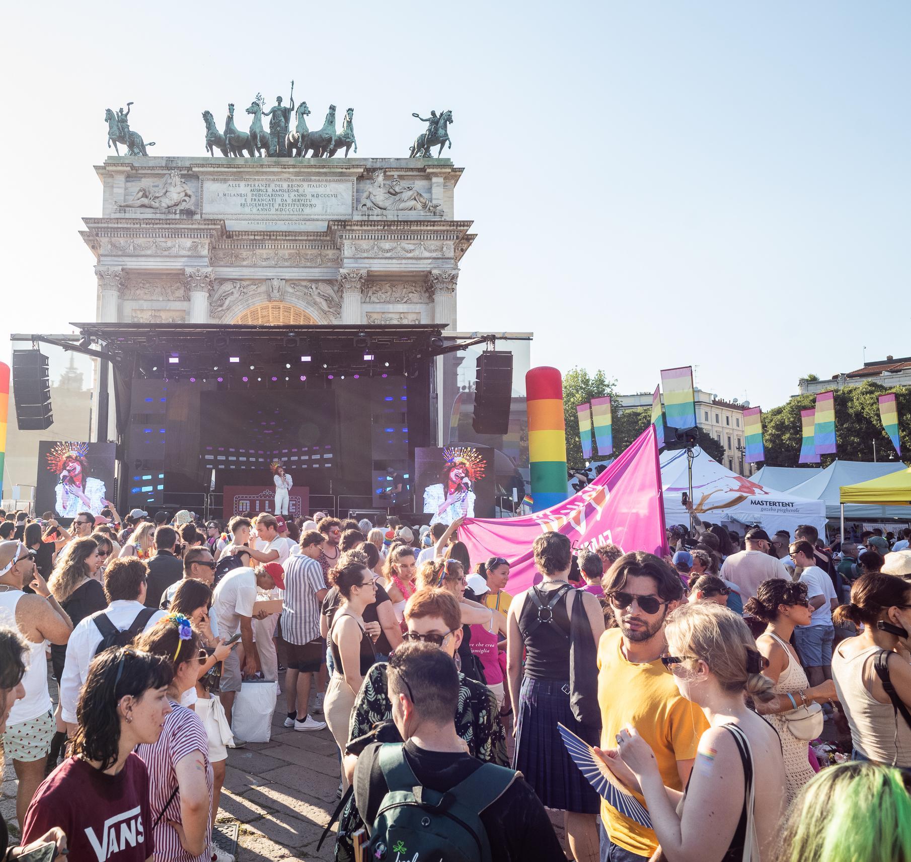 Bollino rosso arcobaleno: "Siamo in 350mila. I diritti vanno difesi. Non si può stare a casa" Bollino rosso arcobaleno: "Siamo in 350mila. I diritti vanno difesi. Non si può stare a casa"