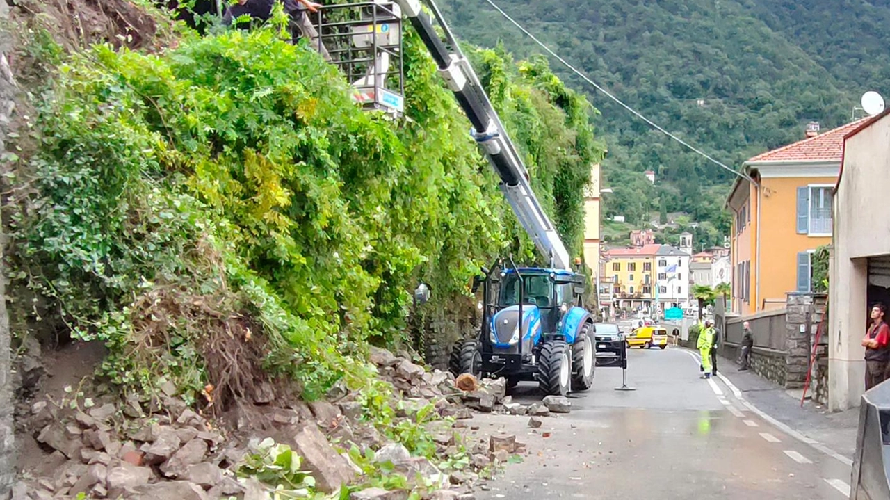 La frana ad Argegno causata dalla pioggia Sassi e terra si sono riversati sulla statale Regina La frana ad Argegno causata dalla pioggia Sassi e terra si sono riversati sulla statale Regina