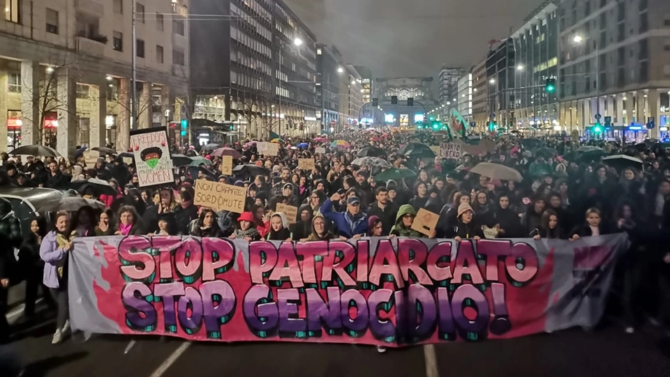Il corteo 'Non una di meno' a Milano (Foto Facebook Non una di meno Milano)