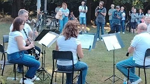 Un concerto all’alba per non dimenticare la tragedia della diossina, nel 49esimo anniversario dell’incidente all’Icmesa. Appuntamento ieri mattina nel Bosco...