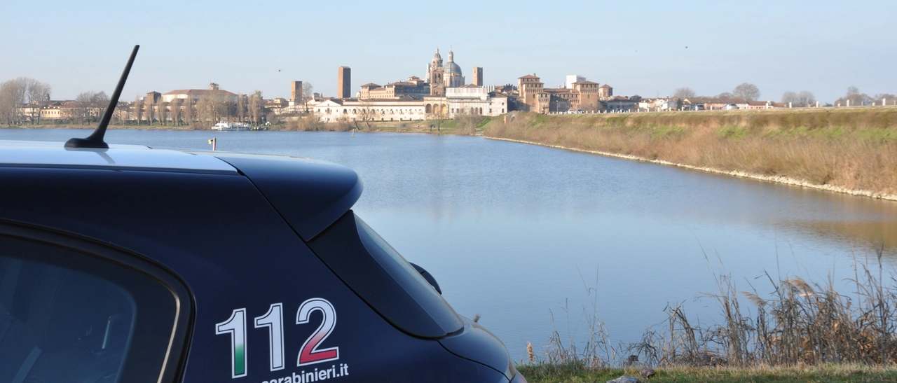 Mantova, si fa inviare foto intime da un'amica e la minaccia: “Dammi 200 euro o le diffondo in rete”