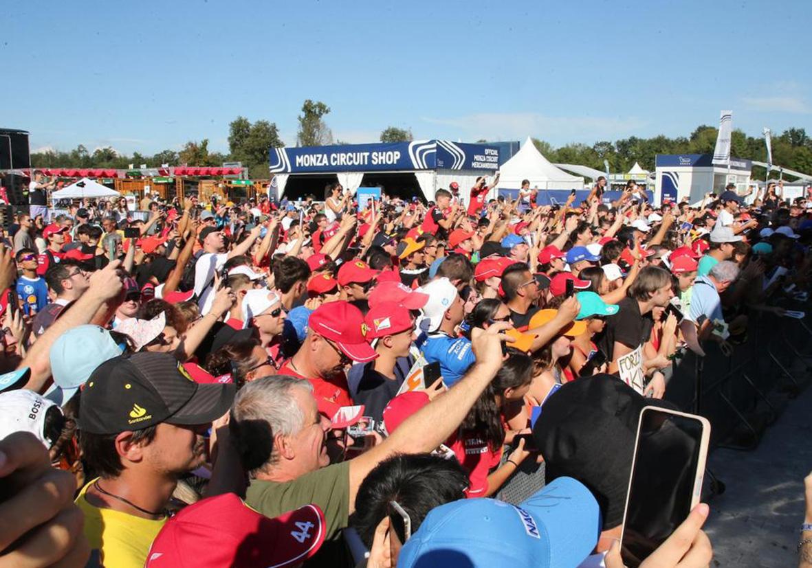 Gran Premio di Monza, la festa alla Fan Zone: Tiberio da Bergamo sfida al simulatore il capo del team Ferrari e Antonelli incontra i tifosi