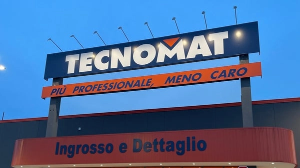 Il Tecnomat di Cerro dove è avvenuto il furto Il Tecnomat di Cerro dove è avvenuto il furto