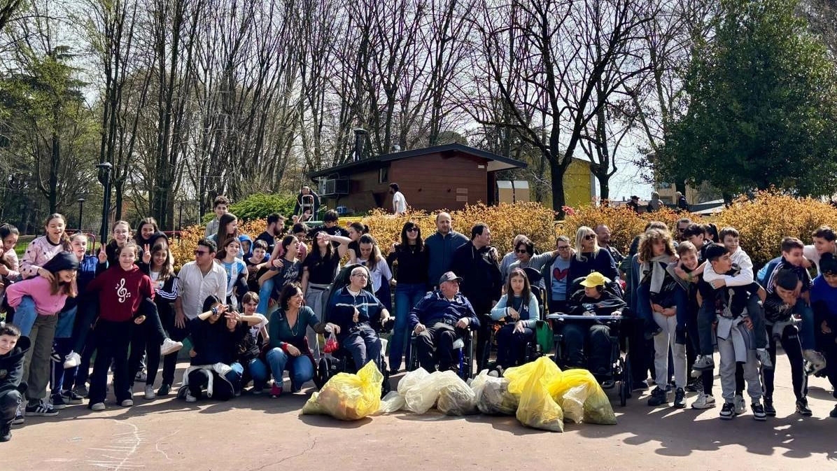 Più di 50 persone per pulire il parco Ghezzi. Ieri mattina si è svolto il primo appuntamento del progetto...