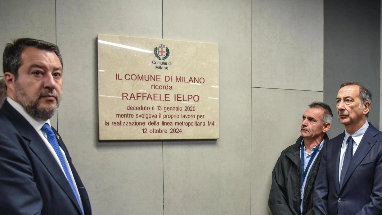 La targa per Raffaele Ielpo l’operaio morto il 13 gennaio del 2020 in uno dei cantieri della nuova linea La targa per Raffaele Ielpo l’operaio morto il 13 gennaio del 2020 in uno dei cantieri della nuova linea