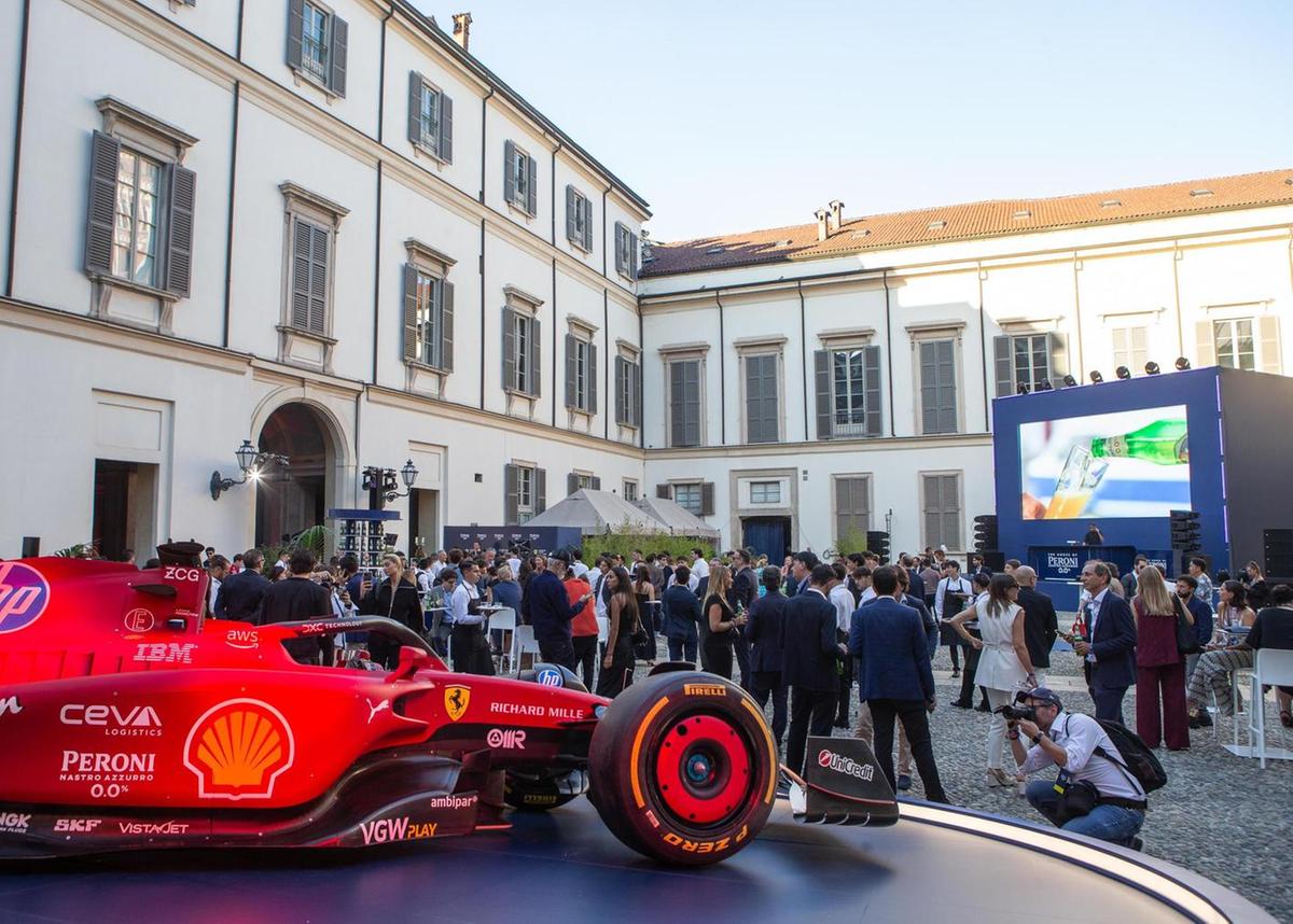 Il Cavallino a Palazzo Reale. Popolo Ferrari in delirio Il Cavallino a Palazzo Reale. Popolo Ferrari in delirio
