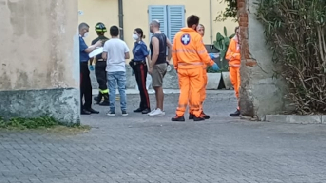 I soccorritori e i carabinieri in via Sant'Ambrogio a Merate I soccorritori e i carabinieri in via Sant'Ambrogio a Merate