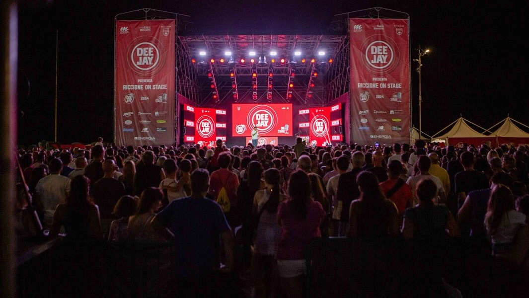 Una serata di Radio Deejay a Riccione degli scorsi anni (foto da Istagram)