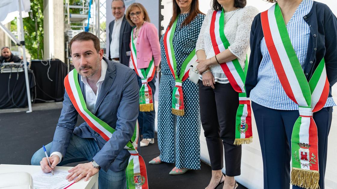 Edufest: l’uso di telefonini e social. I sindaci firmano i Patti Digitali Edufest: l’uso di telefonini e social. I sindaci firmano i Patti Digitali