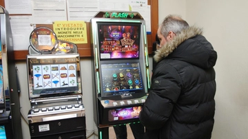 Lombardia, quanti soldi bruciati nel gioco d’azzardo: due miliardi in fumo in sei mesi