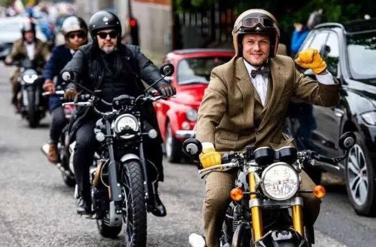 Gentlemen e lady in moto raccolgono fondi per la ricerca sul cancro