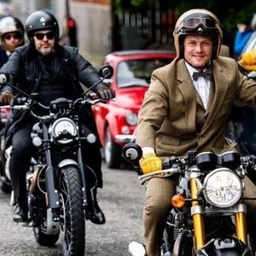 Gentlemen e lady in moto raccolgono fondi per la ricerca sul cancro