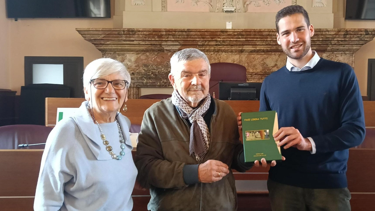 Da sinistra l’assessore comunale alla Partecipazione Mariarosa Devecchi con il direttore di UniTre Stefano Taravella e il sindaco Andrea Furegato