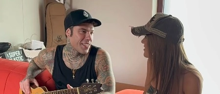 Fedez e Clara Soccini sempre più spesso insieme (e complici): “È scattato il bacio”
