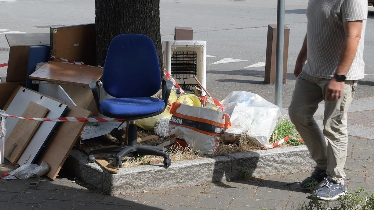L'associazione "Il Gabbiano" interviene a Saronno per ripulire un marciapiede pieno di rifiuti abbandonati, risolvendo un problema trascurato dal Comune. L'associazione "Il Gabbiano" interviene a Saronno per ripulire un marciapiede pieno di rifiuti abbandonati, risolvendo un problema trascurato dal Comune.