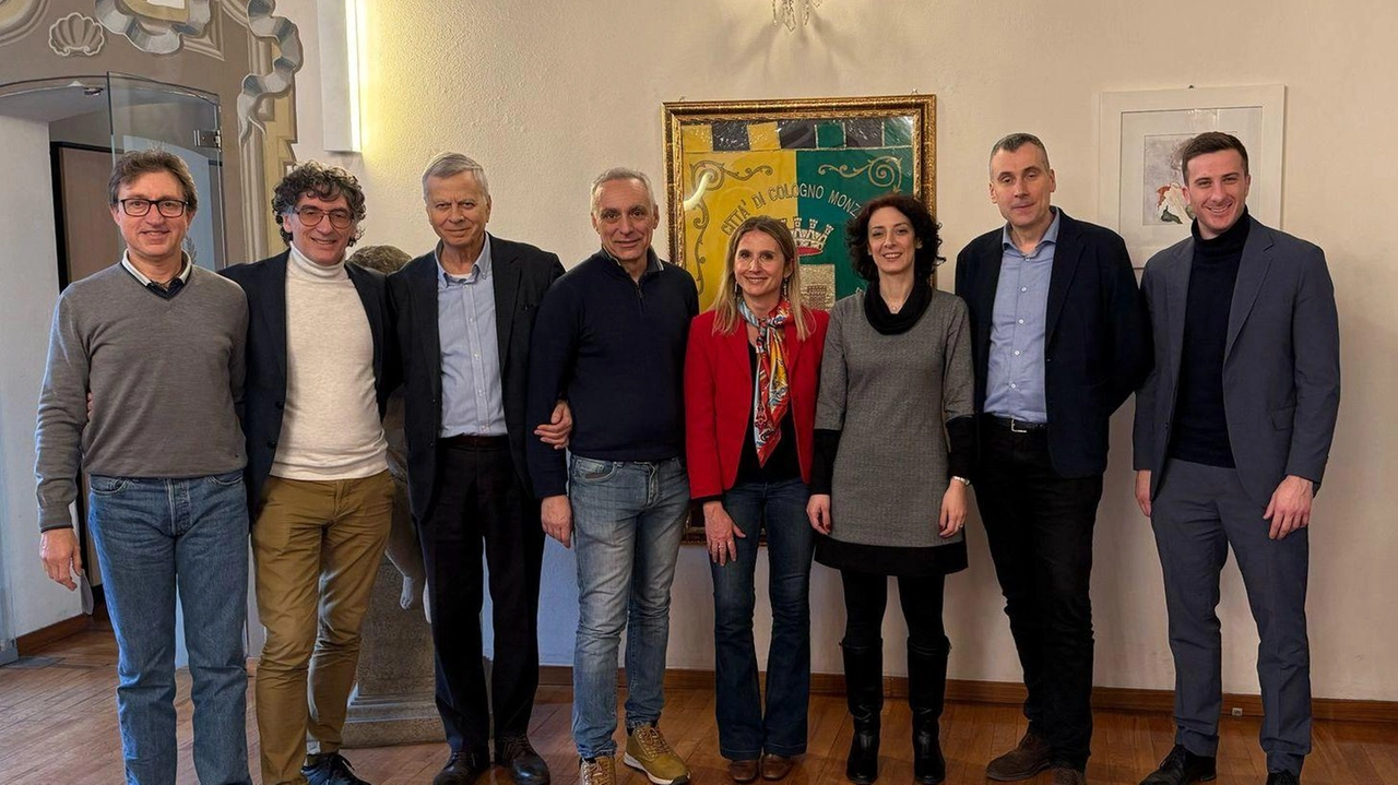 L’amministazione e i rappresentanti dei sindacati che hanno firmato il protocollo d’intesa per la qualità degli appalti pubblici e la tutela e sicurezza degli addetti