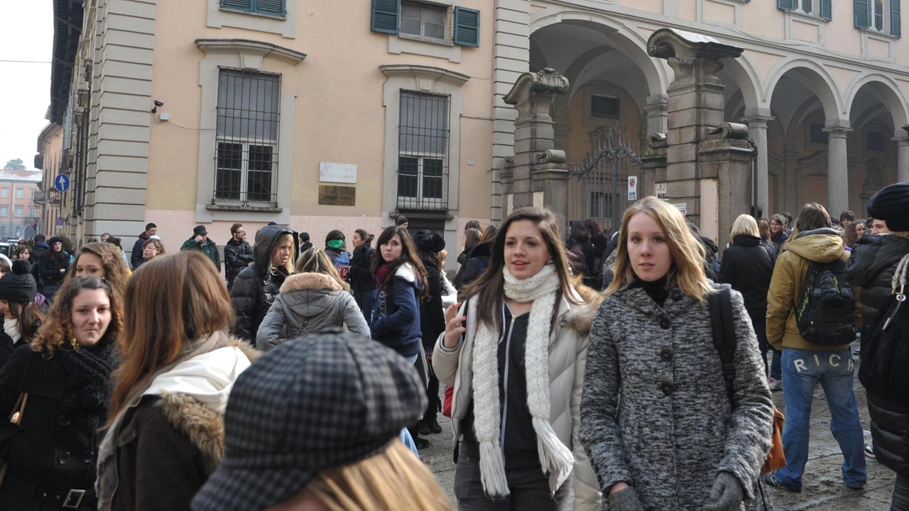 Gli studenti sono andati sotto le finestre della Provincia per un sit-in. La richiesta: riportare i venti gradi nelle classi dell’istituto superiore. Gli studenti sono andati sotto le finestre della Provincia per un sit-in. La richiesta: riportare i venti gradi nelle classi dell’istituto superiore.