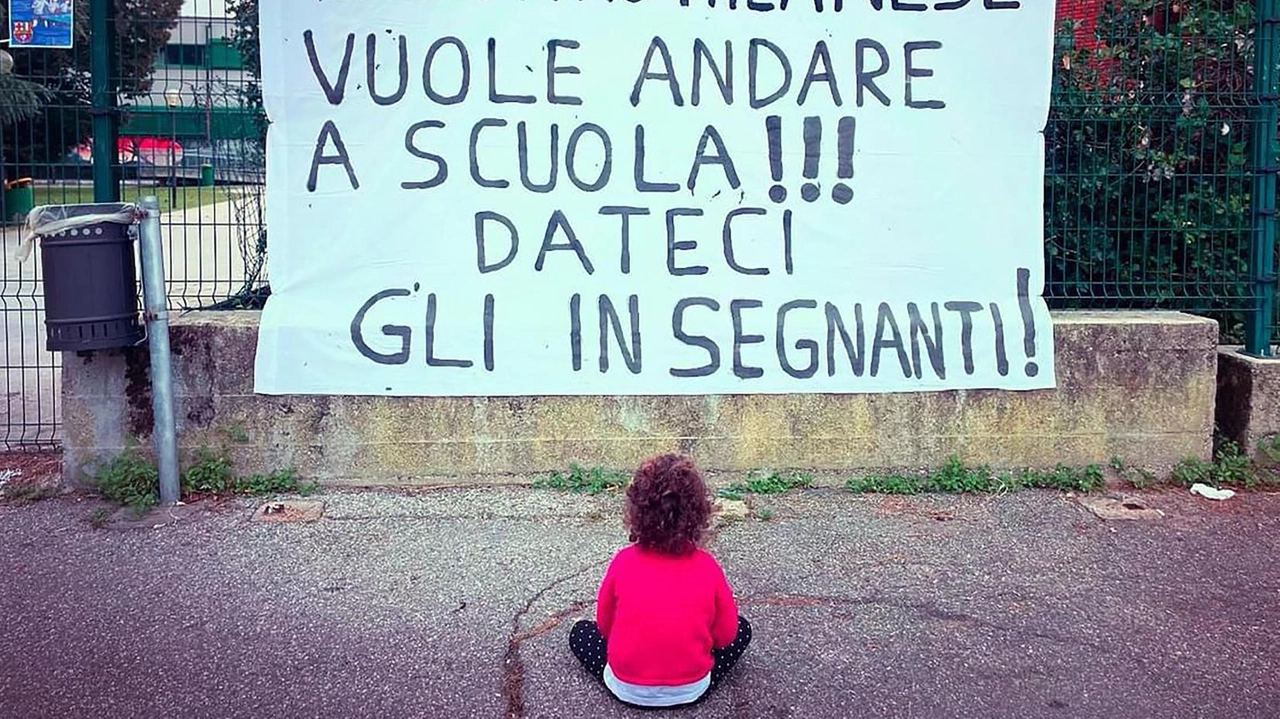 Lo striscione di protesta appeso davanti all’istituto comprensivo frequentato su quattro plessi da 800 alunni: dei 65 disabili 39 sono gravi Lo striscione di protesta appeso davanti all’istituto comprensivo frequentato su quattro plessi da 800 alunni: dei 65 disabili 39 sono gravi