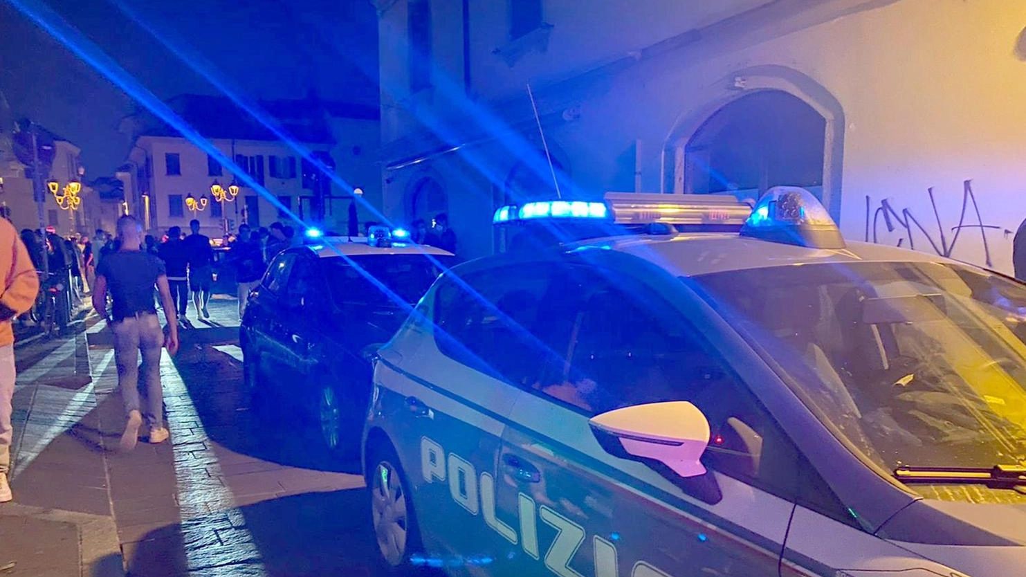 In via Bergamo la banda ha preso di mira sei giovani: a uno hanno portato via cellulare e portafogli. La polizia riesce a bloccare e arrestare due maggiorenni, caccia ai due complici minorenni.