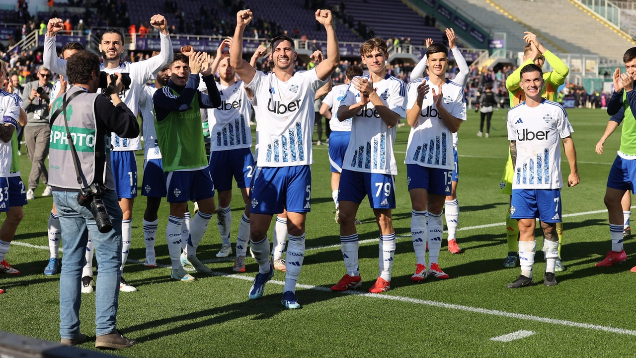 I giocatori del Como festeggiano il successo contro la Fiorentina I giocatori del Como festeggiano il successo contro la Fiorentina
