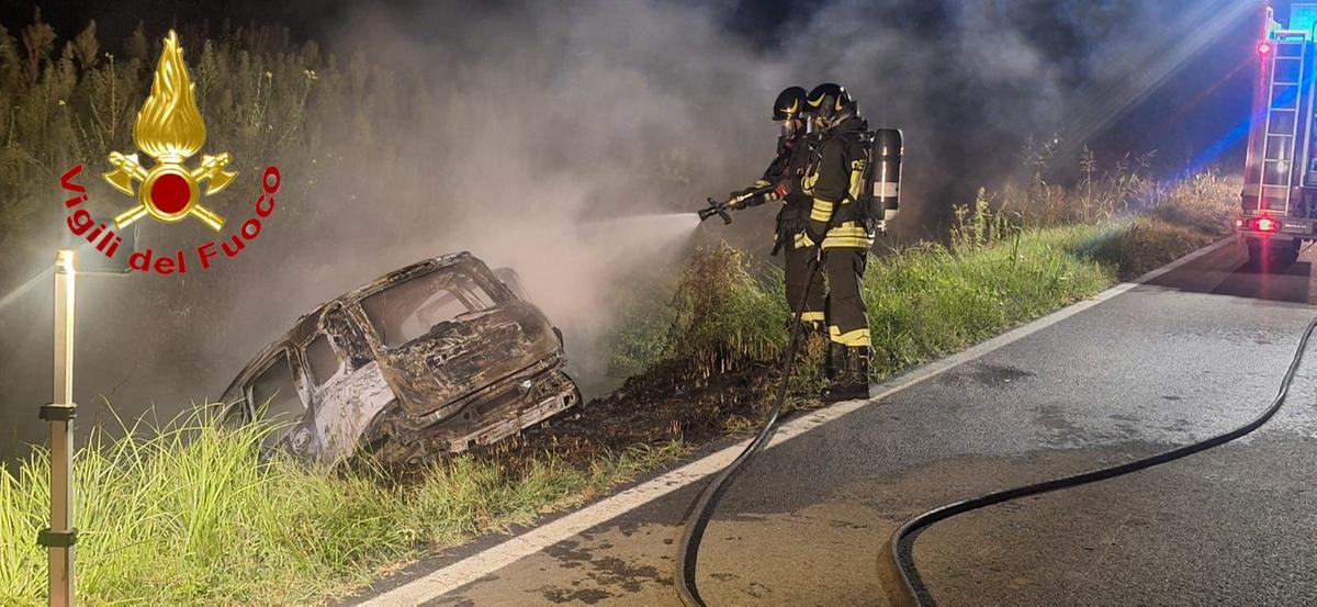 Auto in fiamme va fuori strada a Torrevecchia Pia: il conducente fugge per un soffio al rogo Auto in fiamme va fuori strada a Torrevecchia Pia: il conducente fugge per un soffio al rogo