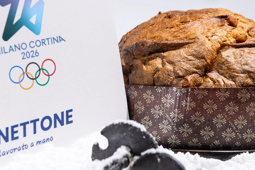 Neve e racchette per richiamare il Panettone ufficiale delle Olimpiadi invernali Milano Cortina