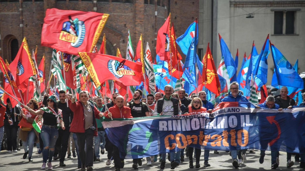 I sindacati Fim, Fiom e Uilm in sciopero per il rinnovo del Ccnl, manifestazioni in tutta Italia il 20 giugno. I sindacati Fim, Fiom e Uilm in sciopero per il rinnovo del Ccnl, manifestazioni in tutta Italia il 20 giugno.