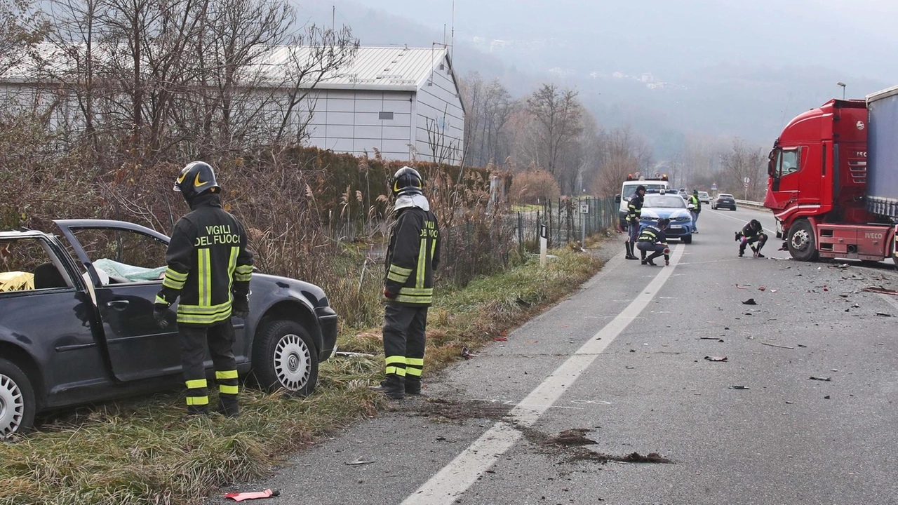 I rilievi di polizia e vigili del fuoco vicino alla Golf del ragazzo distrutta nello scontro all’altezza dello svincolo per via Europa I rilievi di polizia e vigili del fuoco vicino alla Golf del ragazzo distrutta nello scontro all’altezza dello svincolo per via Europa