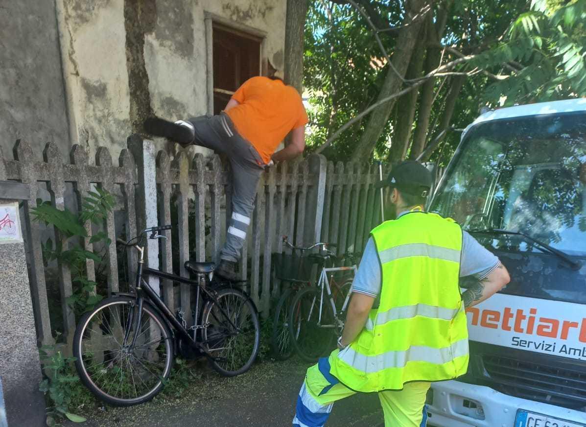 stop a topi e degrado posto di blocco ripulito rfi poi verrà abbattuto da Ilgiorno.it stop a topi e degrado posto di blocco ripulito rfi poi verrà abbattuto