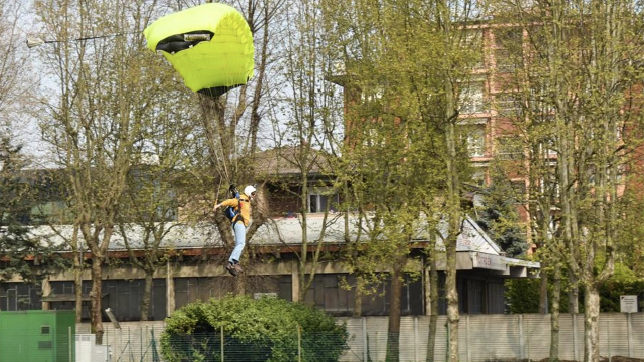 Un’esibizione dei paracadutisti alla Festa dello Sport Un’esibizione dei paracadutisti alla Festa dello Sport