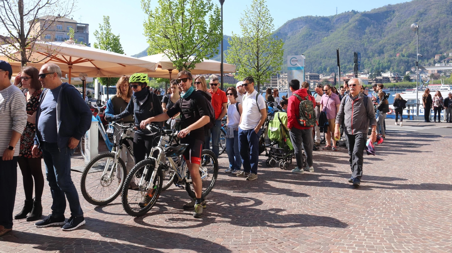 I flussi turistici in provincia di Lecco registrano un aumento significativo, con 350.000 arrivi e 1 milione di presenze. Le strutture ricettive sono 1.500, ma il tasso di occupazione è basso. Le mete preferite sono i paesi sul lago di Como.