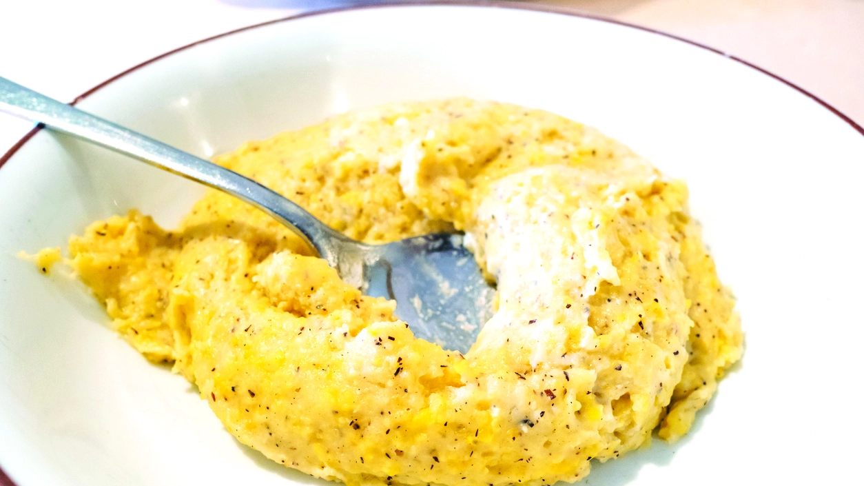 La polenta taragna viene arricchita con burro fuso e formaggi locali La polenta taragna viene arricchita con burro fuso e formaggi locali