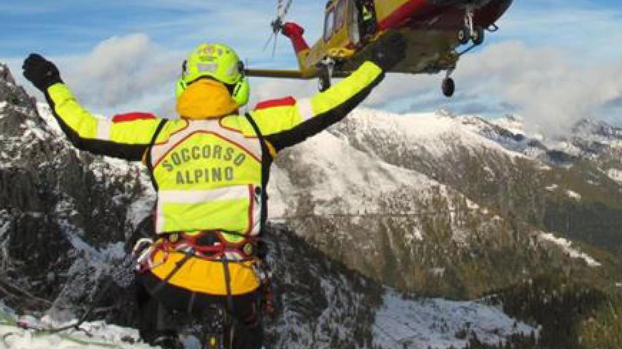 Grande il dispiego di forze coordinate dal campo base allestito a Cicogna con pompieri Soccorso alpino Protezione civile carabinieri e Gdf Grande il dispiego di forze coordinate dal campo base allestito a Cicogna con pompieri Soccorso alpino Protezione civile carabinieri e Gdf