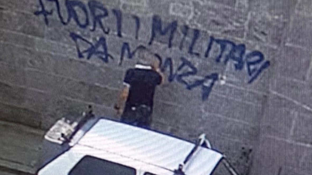Sul muro dell’Arengario era comparsa la scritta “Fuori i militari da Monza” Sul muro dell’Arengario era comparsa la scritta “Fuori i militari da Monza”
