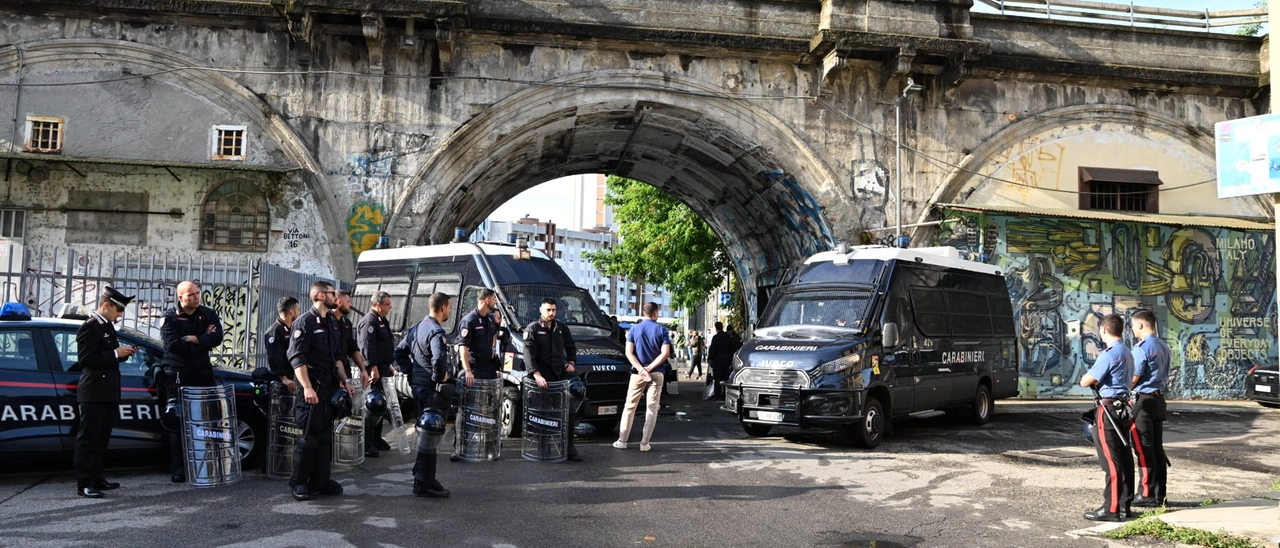 Sgomberato il Leoncavallo: polizia nello storico centro sociale di Milano dopo 31 anni e 133 avvisi di sfratto