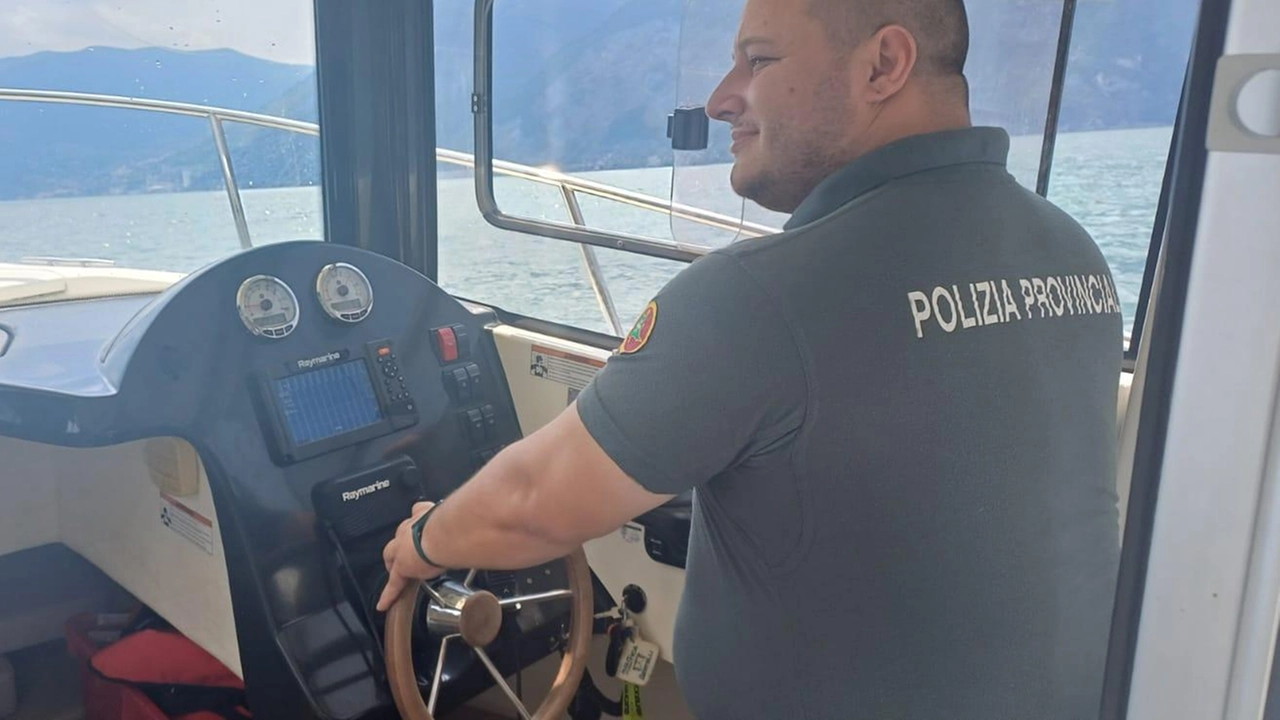Giovanni Zacagni ha notato i tre minorenni attaccati al kayak che stava per affondare Li ha raggiunti insieme ai colleghi Giuseppe Lambrucchi e Marco Sandrini Giovanni Zacagni ha notato i tre minorenni attaccati al kayak che stava per affondare Li ha raggiunti insieme ai colleghi Giuseppe Lambrucchi e Marco Sandrini