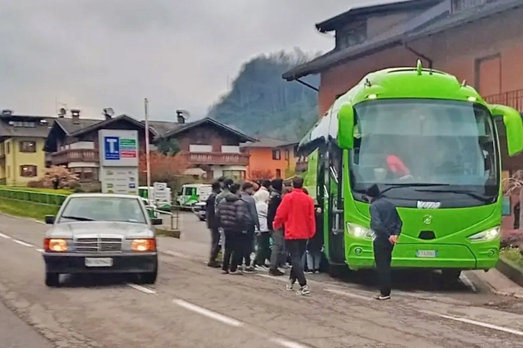 Il trasferimento di alcuni migranti dal centro di Valbondione