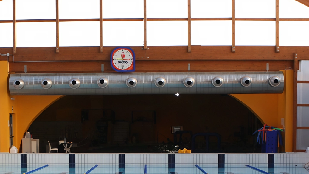 La piscina comunale di Cesano Maderno diventa smart e green grazie a interventi di efficientamento energetico con fotovoltaico, pompe di calore e telecontrollo. Investimento di oltre 550mila euro con contributi da Regione, Comune e società concessionaria. La piscina comunale di Cesano Maderno diventa smart e green grazie a interventi di efficientamento energetico con fotovoltaico, pompe di calore e telecontrollo. Investimento di oltre 550mila euro con contributi da Regione, Comune e società concessionaria.