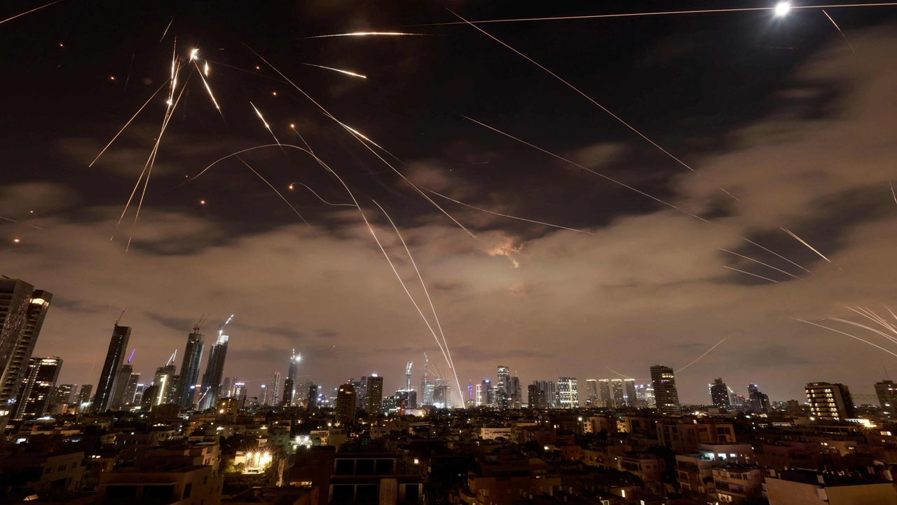 Colpita la tv di Stato a Teheran. L'Iran: “Crimine di guerra”. E lancia 'nuova salva di missili' contro Israele. Netanyahu: “Eliminare Khamenei farebbe finire il conflitto” / 