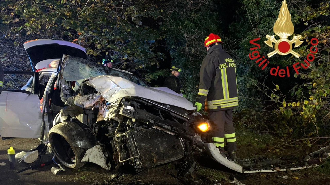 E' di un 17enne morto e altri 4 ragazzi feriti il bilancio di un incidente stradale avvenuto la notte scorsa su una strada provinciale all'altezza di Carugo, nel Comasco (Ansa) E' di un 17enne morto e altri 4 ragazzi feriti il bilancio di un incidente stradale avvenuto la notte scorsa su una strada provinciale all'altezza di Carugo, nel Comasco (Ansa)