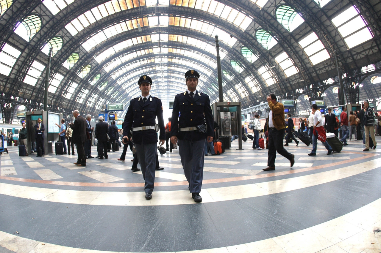Una pattuglia della polizia alla stazione Centrale di Milano