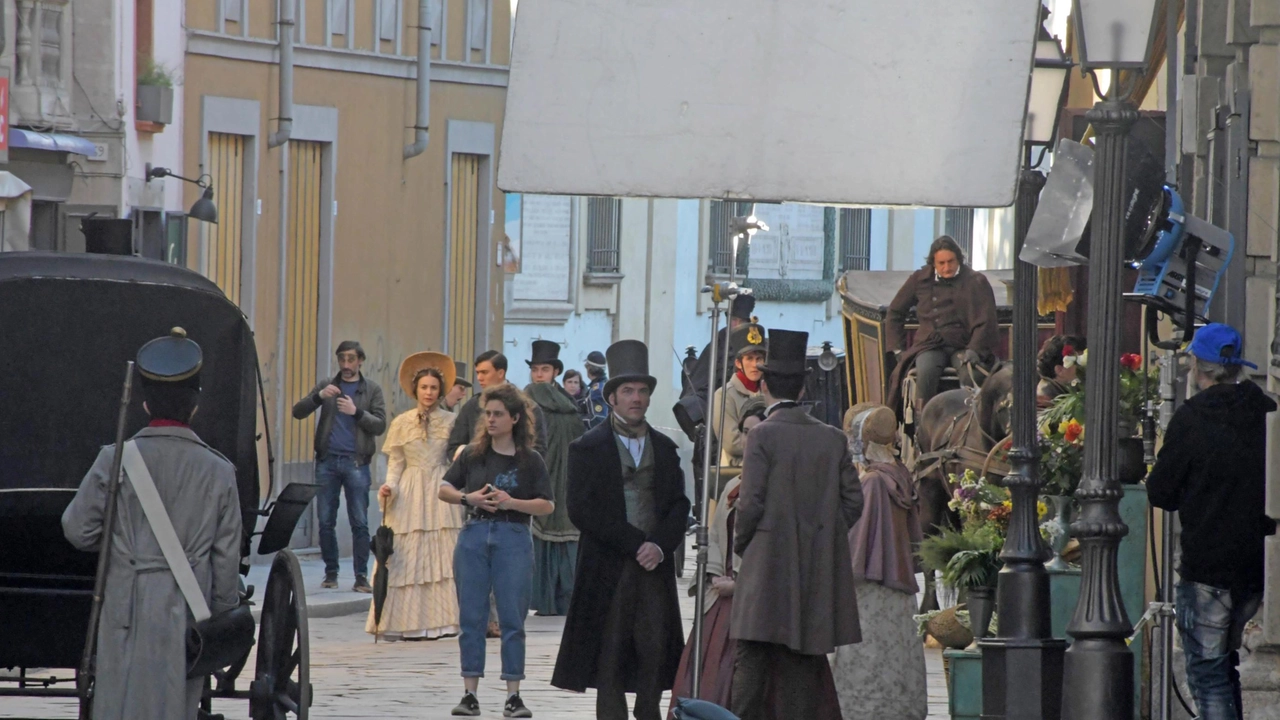 Attori e figuranti in una città ottocentesca La serie è molto attesa dai pavesi che dopo aver assistito alle riprese non vedono l’ora di guardare il risultato “Belcanto“ che debutterà lunedì 24 in prima serata è stata realizzata anche grazie al sostegno di Regione Lombardia Attori e figuranti in una città ottocentesca La serie è molto attesa dai pavesi che dopo aver assistito alle riprese non vedono l’ora di guardare il risultato “Belcanto“ che debutterà lunedì 24 in prima serata è stata realizzata anche grazie al sostegno di Regione Lombardia