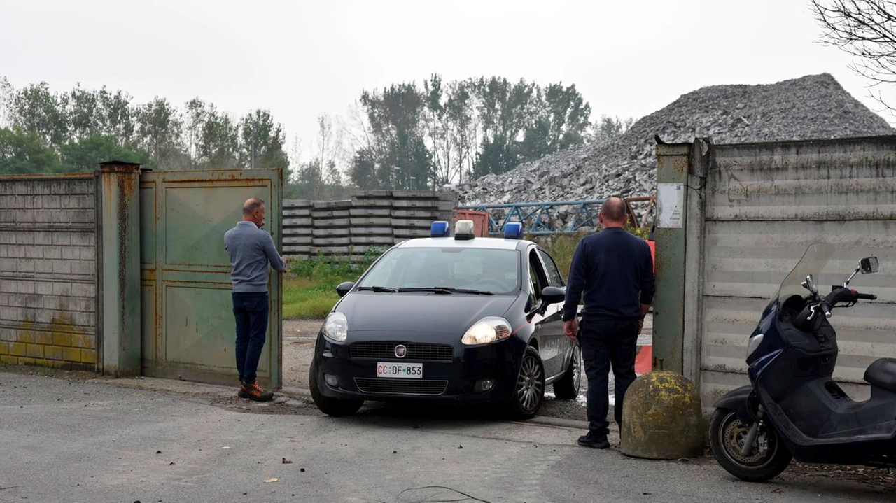 Il luogo dell’incidente mortale, in via Lombardia, a Parona. Sotto l’ambulanza Il luogo dell’incidente mortale, in via Lombardia, a Parona. Sotto l’ambulanza
