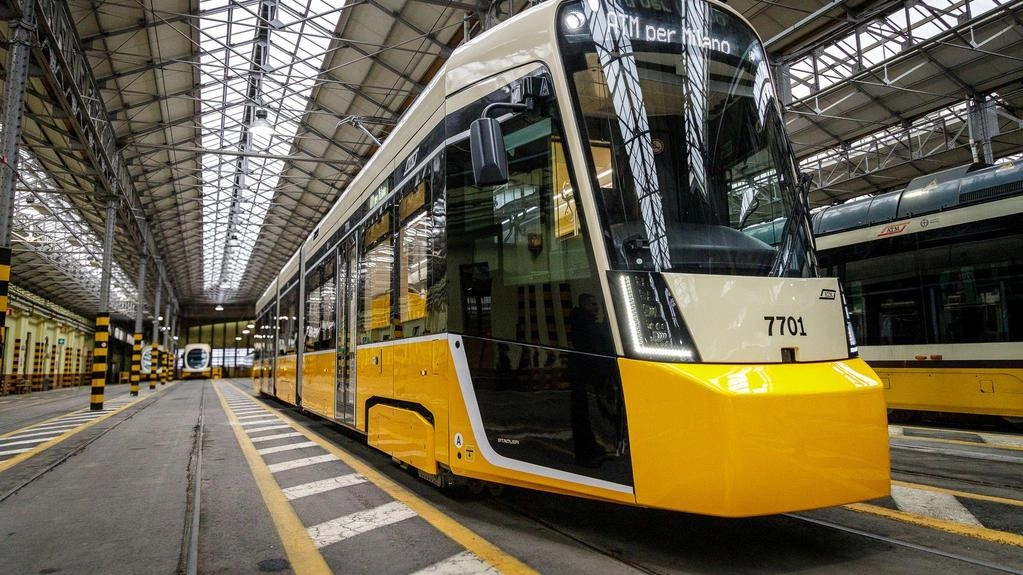Il primo dei 74 nuovi mezzi sarà in servizio da oggi alternandosi sulle linee 7 e 31 della rete cittadina. Doppio debutto: Milano non ha mai avuto motrici bidirezionali, capaci di invertire la marcia senza svoltare. Il primo dei 74 nuovi mezzi sarà in servizio da oggi alternandosi sulle linee 7 e 31 della rete cittadina. Doppio debutto: Milano non ha mai avuto motrici bidirezionali, capaci di invertire la marcia senza svoltare.