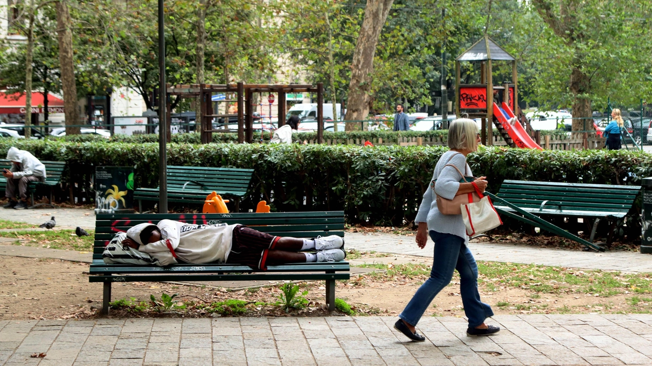 Il giardino tra piazzale Bacone e piazzale Lavater, dedicato alle vittime di via Palestro, presenta aree gioco e sportive, ma è criticato per degrado, sporcizia e presenza di persone senza dimora. Abitanti del quartiere esprimono preoccupazione nonostante interventi di riqualificazione. Il giardino tra piazzale Bacone e piazzale Lavater, dedicato alle vittime di via Palestro, presenta aree gioco e sportive, ma è criticato per degrado, sporcizia e presenza di persone senza dimora. Abitanti del quartiere esprimono preoccupazione nonostante interventi di riqualificazione.